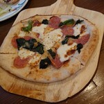 Lode - ほうれん草とサラミのピザ　８８０円