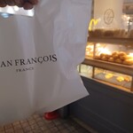 Boulangerie JEAN FRANCOIS - お目当てのGETだぜっ！　記念にパシャリ☆