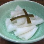 大統領 - 冬季限定の逸品、千枚漬け。程よい甘味と歯応えにお酒が進みます。