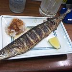 大統領 - 秋限定の秋刀魚の塩焼き。炭火でこんがり焼かれ、ハラワタまで美味しい絶品！