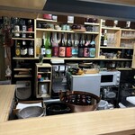 天ぷら はせ川 - 奥の棚には焼酎の一升瓶が並んでます