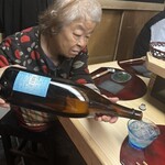 天ぷら はせ川 - おばあちゃんに再び注いでもらいます