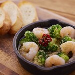 Shrimp and broccoli Ajillo (with baguette)
