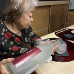 天ぷら はせ川 - 焼酎もおばあちゃんに注いでもらいます