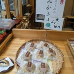 御菓子司 萬勝堂 - 店頭に並んでいたクリームみかさ　ポップのよつ葉バター使用の文字に惹かれました