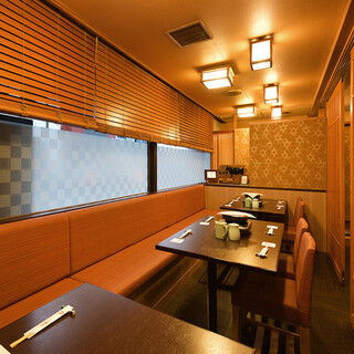 ったりと過ごせるテーブル席をご用意しております。バリアフリー設計になっております