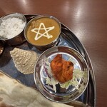 Mini Nepal Restaurant & Bar ALISHA - ライス・チキンカレー・チキンティッカ・とんがりコーンみたいなヤツ