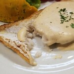 キッチン ブルー グローブ - ひめ鯛ポワレをカット