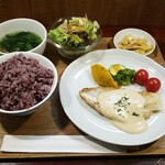 キッチン ブルー グローブ - ひめ鯛ポワレ　XO醤とクリームチーズのソース