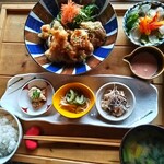 まんまるや - おかずは、豚肉の柚子南蛮揚げ