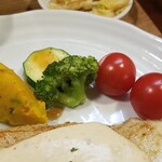 キッチン ブルー グローブ - 備え付け、ポテサラと野菜のアップ