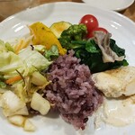 キッチン ブルー グローブ - ご飯、サラダ、お新香、スープのほうれん草も乗せます