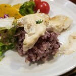 キッチン ブルー グローブ - ご飯にポワレを乗せます