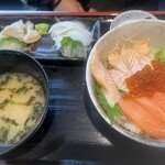 Maguro Tei - サーモン三昧丼とトッピングのエンガワ、つぶ貝