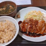 こぼうず - ★★トンテキ定食 1300円 デミグラス、ウスター、オイスターを混ぜたようなソースで美味しいけど 900円なら リピートするレベル。 玄米ご飯と味噌汁おかわり自由 は嬉しいがCP 悪すぎ。