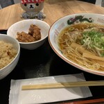 大福飯店 - 日替わり定食。ラーメンと唐揚げとかやくご飯。