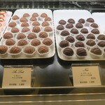 ショコラティエ・エリカ - 内観_陳列_トリュフ