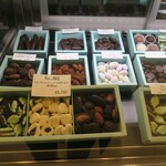 ショコラティエ・エリカ - 内観_陳列_プラリネ