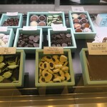 ショコラティエ・エリカ - 内観_陳列_プラリネ