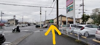 Menya Ichi - 道を挟んだ駐車場入口