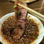 焼肉 肉萬 - 特製ダレで食べる