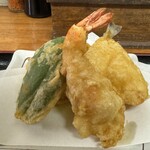 天ぷら　松島 - 天ぷら　えび小　キス　いかかき揚げ　ピーマン。いかかき揚げ、手のひらと比較した写真を撮るべきでした。お店さんも「サイズ、小さいですよ〜」とあっけらかんと説明してました。ちっさ（笑）