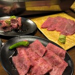 焼肉 肉萬 - 手前ロース金皿は赤身ランプ