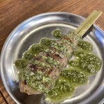 大衆イタリアンかね子 - バジルつくね、180円。ドバイのパーム・ジュメイラを彷彿とさせるソースの盛り付け。