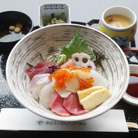 スカイツリービューレストラン 簾 - 海鮮丼(2400円)、小鉢(しめじと小松菜のおひたし)、茶碗蒸し、赤出汁もついてます