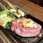 焼肉 肉萬 - 神ブリアン ニンニクと一緒に焼きます