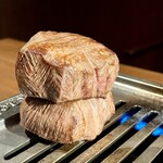 焼肉 肉萬 - レアタン2つ