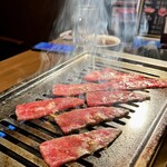 焼肉 肉萬 - ランプ焼いてます