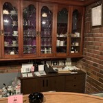 喫茶 ノスタルジア - グラスやカップが綺麗に並んでいる。