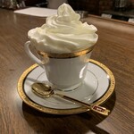 喫茶 ノスタルジア - 盛りっ盛り。とりあえず生クリーム先に食べないと、コーヒーにたどり着かない。二郎系ビジュアル。