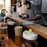 中華そば つけ麺 甲斐 - カウンターのみの小さな店内