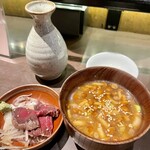 Merouya Den - お通し（久留米産極上馬刺しナムル風、なめこの味噌汁）