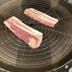 焼肉 韓国屋台村 - サムギョプサル焼いてます