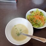しげ老鮨 - 食前にスープとサラダ