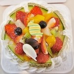 「特注・ﾃﾞｺﾚｰｼｮﾝﾚｱﾁｰｽﾞｹｰｷ(果物大盛)5号」\3570です（2013/12/31UP）