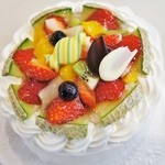 芳林堂 - 「特注・ﾃﾞｺﾚｰｼｮﾝﾚｱﾁｰｽﾞｹｰｷ(果物大盛)5号」ちょっと斜めからです（2013/12/31UP）