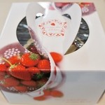 芳林堂 - 「特注・ﾃﾞｺﾚｰｼｮﾝﾚｱﾁｰｽﾞｹｰｷ(果物大盛)5号」箱に入った状態です（2013/12/31UP）