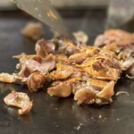 たぴおか食堂 - 「ズリ皮おろしポン酢」 パリッパリになるまで鉄板で焼かれた「とり皮」そのまま塩コショウでもビール2杯飲めそう(^O^)❒’’