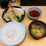 天成 - 天ぷら定食 (ご飯半分で注文)