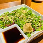 馬肉の厚切りヒレ刺し　葱ニンニクの薬味で