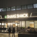 シェイクシャック - たまに行くならこんな店は、横浜市内の臨海地区でグルマンなハンバーガーが楽しめる「シェイクシャック みなとみらい」です。