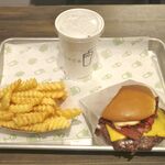 Shake Shack - 10分ほどで注文した料理が完成！