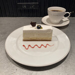 ブラッスリー・バーゼル - 4層仕立てのレアチーズケーキ（693円）ブレンドコーヒー（550円）