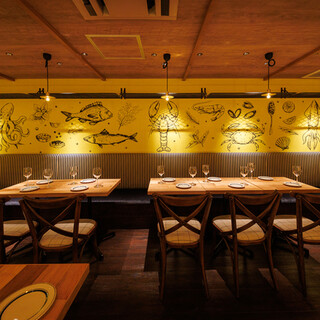 南イタリアをイメージした店内。おしゃれなソファーでゆったりと