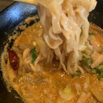 喜多方食堂 麺や 玄 - きたかタンタン麺(850円)』の極太平打ち麺