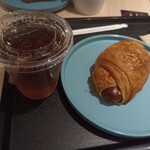 Délifrance - Jumbo Sausage CroissantとApple Juice